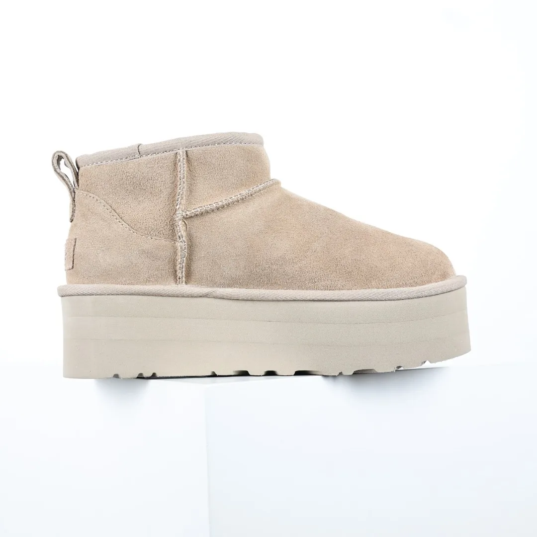 Pick up locally 💰560 Core recommended good price In the new year, uug launched a series of styles, which are partially geared towards the preferences of young consumers and have also moved to the forefront of fashion trends. Shoe body material: water-repellent coated suede upper, 17mm UGGPURE™ implantable wool insole, lightweight non-slip and comfortable rubber outsole, with brand LOGO and trademark, with full packaging Size: 35 36 37 38 39 40